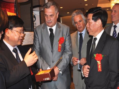 羅馬尼亞湖南黑茶推介會(huì)上，周重旺董事長(zhǎng)在向客商介紹臻藏茯茶_副本